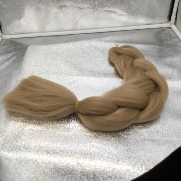 Synthetic braid blond 22” Final cut - Picture 3 of 7